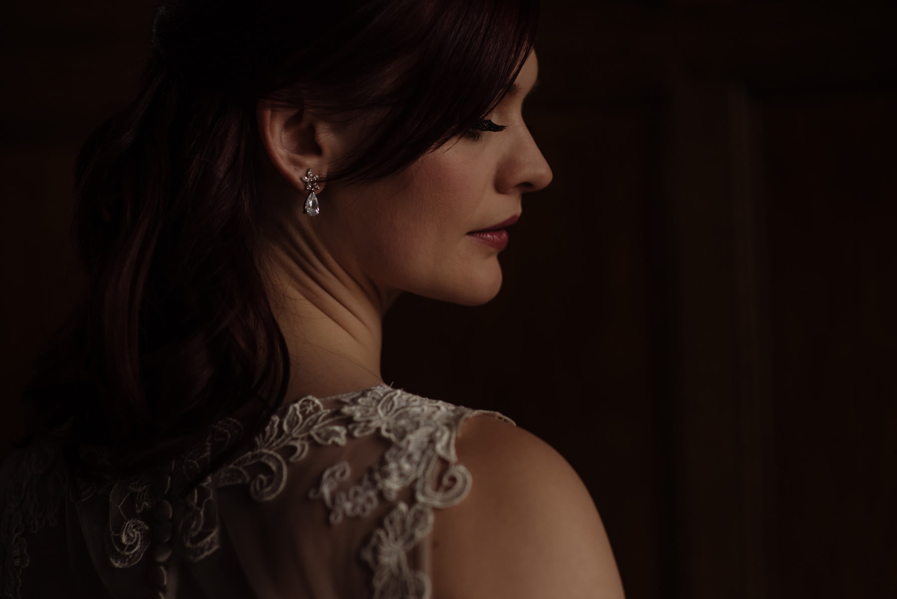 bride with pear shaped diamon earrings york wedding photography