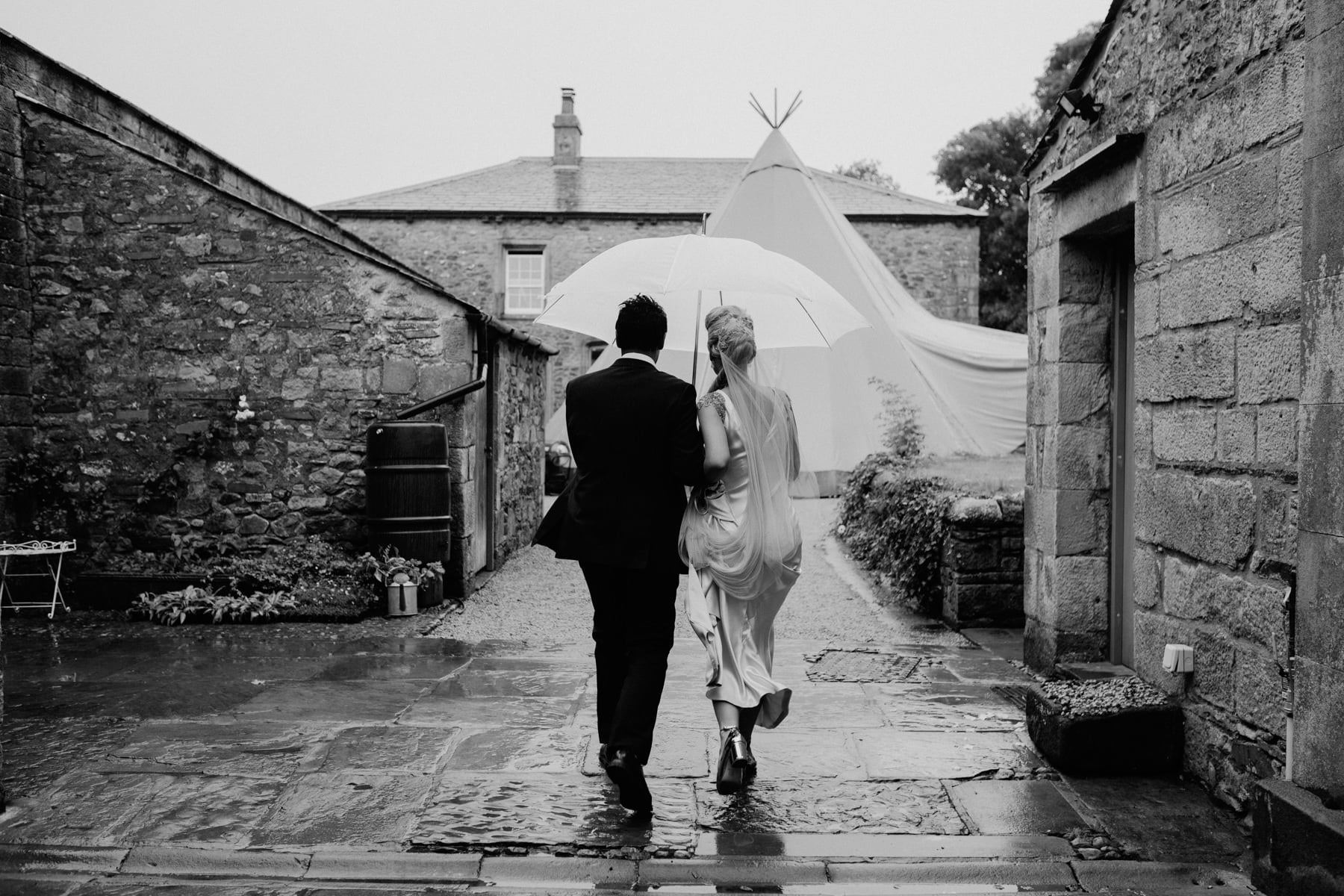 taitlands wedding photography bride and groom in rain